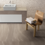 S087Stonetalk-Taupe-60x120-Martellata-30x60-Minimal-Sand-30x60-Rullata-Part-Bagno-Sedia